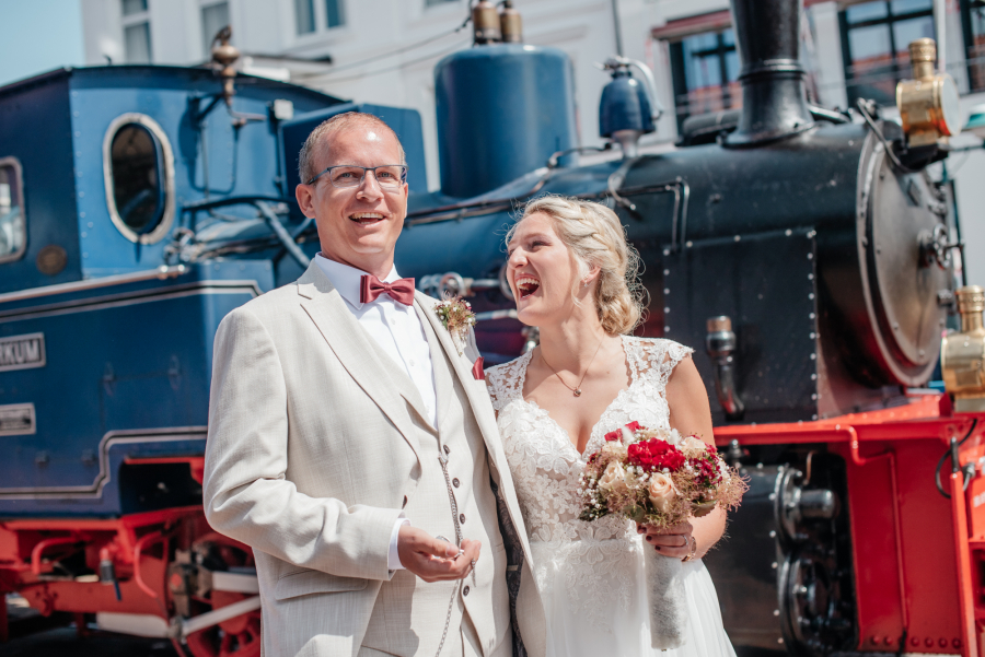 Brautpaar vor Borkumer Kleinbahn