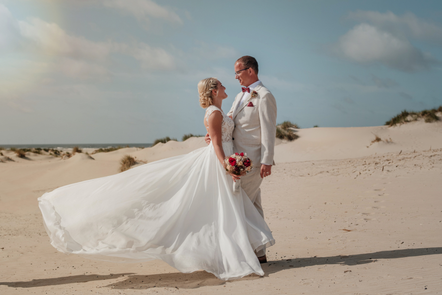 Brautpaar im Sand vor Dünen