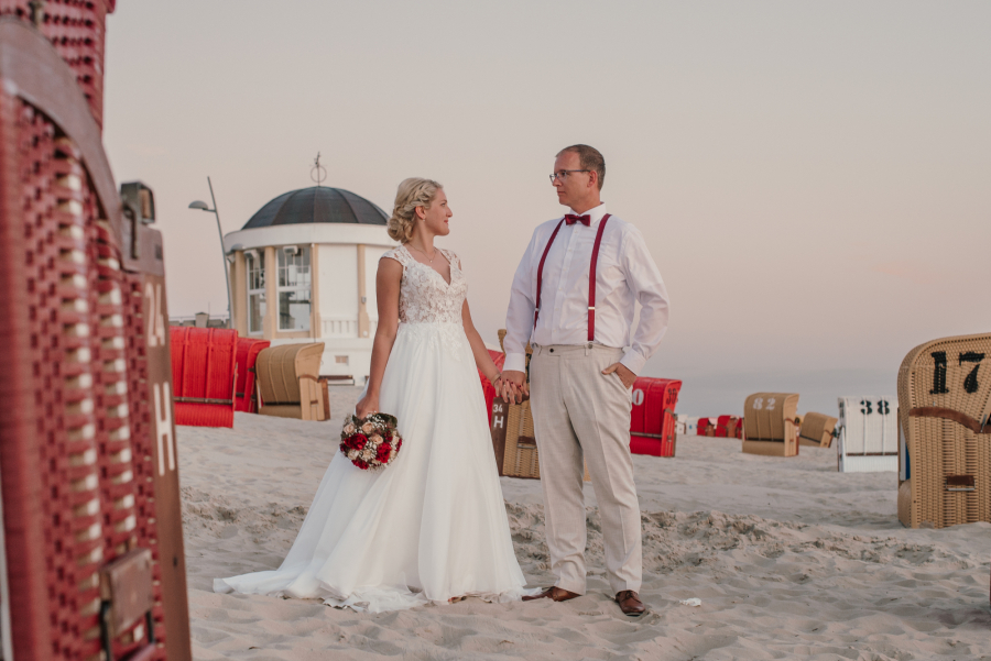 Brautpaar vor Strandkorb